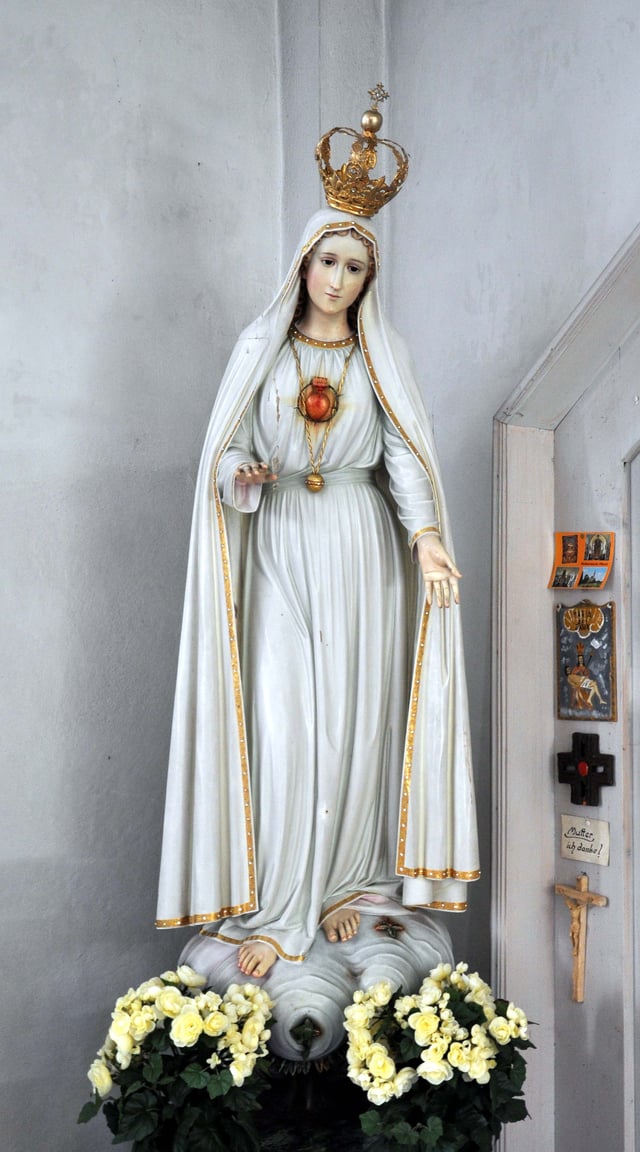 Statue depicting the Immaculate Heart of Mary as described by Sister Lúcia, the famous visionary of Fátima.