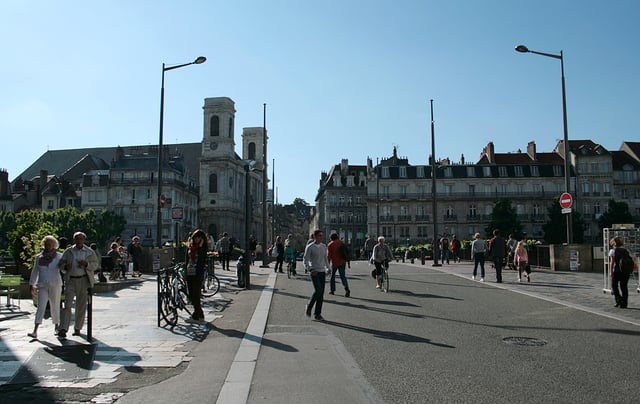 The neighbourhood of Saint Magdalena church and the "Pont Battant".