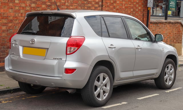 Toyota RAV4 (UK; pre-facelift)