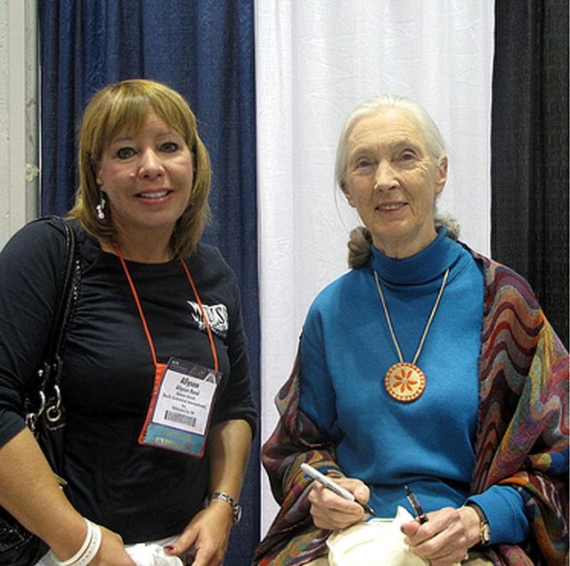 Goodall with Allyson Reed of Skulls Unlimited International, at the Association of Zoos and Aquariums annual conference in September 2009