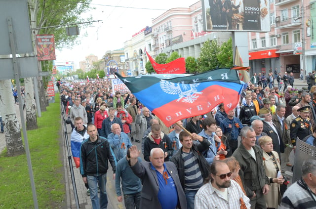 People carrying the DPR flag in Donetsk, 9 May 2014