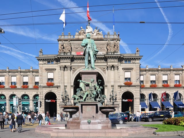 View from the Bahnhofstrasse, with Richard Kissling's monumental fountain depicting Alfred Escher in the foreground.