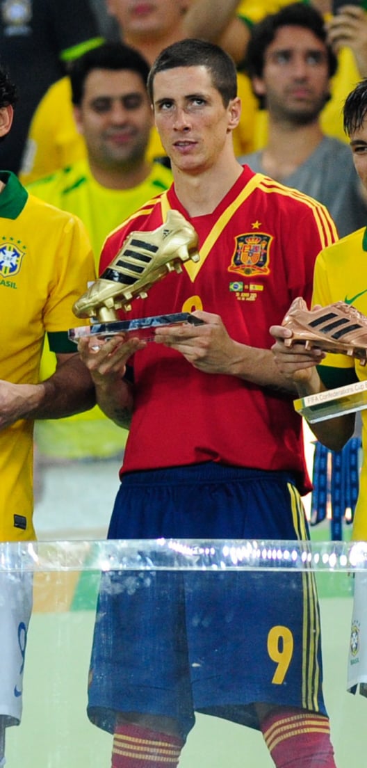 Torres with Spain, holding the Golden Shoe at the 2013 FIFA Confederations Cup