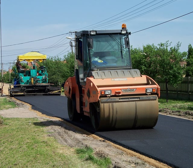 Asphalt layer and Hamm road roller