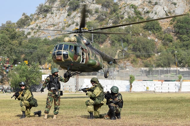 The Training Pakistan Army and Russian Ground Forces soldiers from the landing of the Mil Mi-8 helicopter at the tactical exercise "Friendship-2016".
