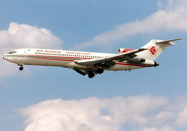 An Air Algérie Boeing 727-200 approaches Heathrow in 1994.