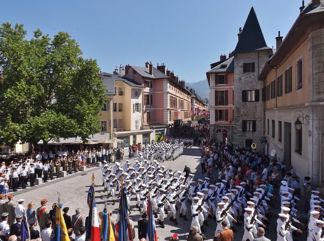 13th Battalion of Chasseurs Alpins in the downtown.