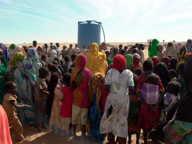 Displaced persons with water tank in Geneina, West Darfur in 2007