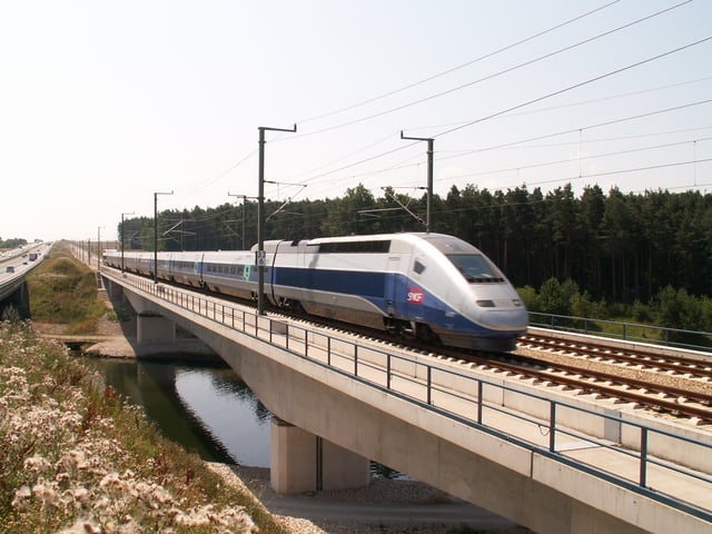 TGV POS have the newer power cars unlike a TGV Réseau
