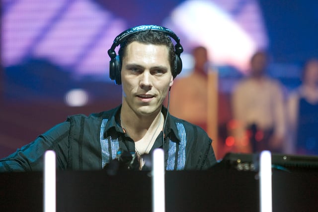 Tiësto performing in Arnhem's GelreDome, 2004