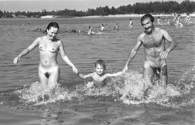 A naturist family at Senftenberg lake in the 1980s