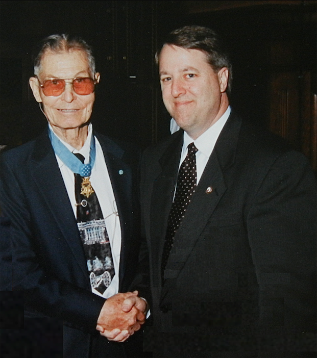 Desmond Doss (left) at the Georgia State Capitol on March 20, 2000, after being presented a special resolution sponsored by state representative Randy Sauder (right)