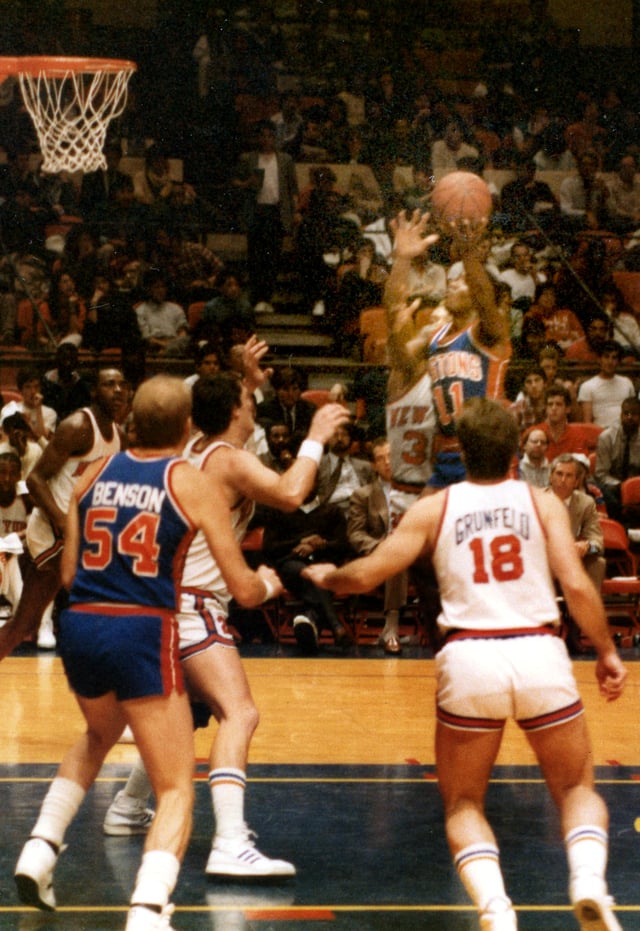 Thomas competing for the Detroit Pistons against the New York Knicks at Madison Square Garden in New York in 1985
