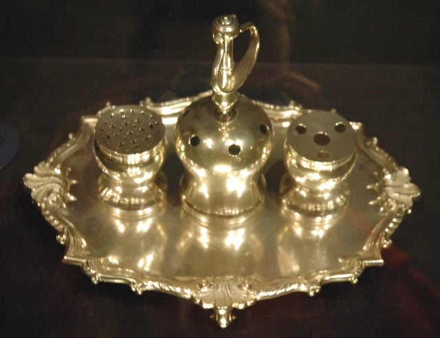 The Syng inkstand was used at both the signing of the Declaration and the 1787 signing of the U.S. Constitution.