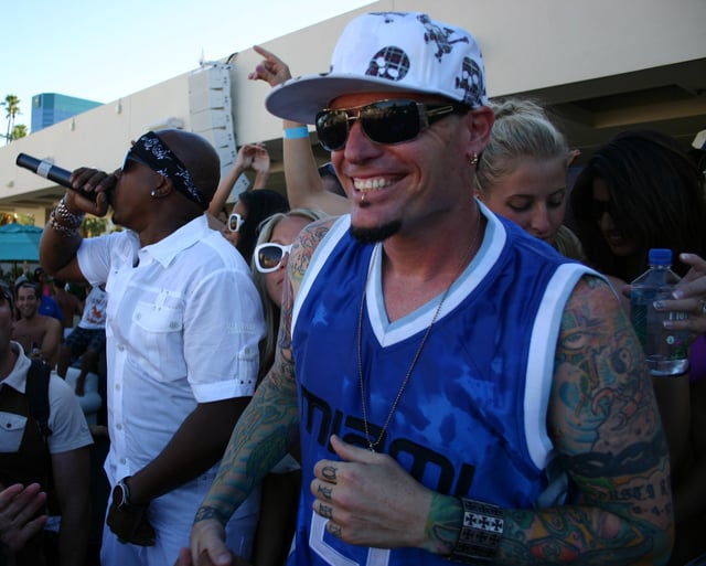 MC Hammer performing with Vanilla Ice in July 2009.