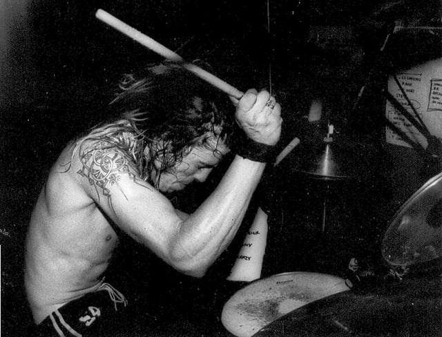 Grohl performing in 1989