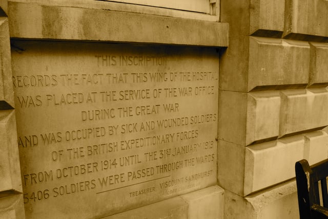 A memorial tablet on Barts north wall stating that 5,406 soldiers passed through its wards during the First World War.