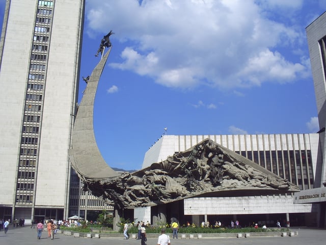 La Raza Monument, by Rodrigo Arenas Betancur. It is located in La Alpujarra Administrative Center.