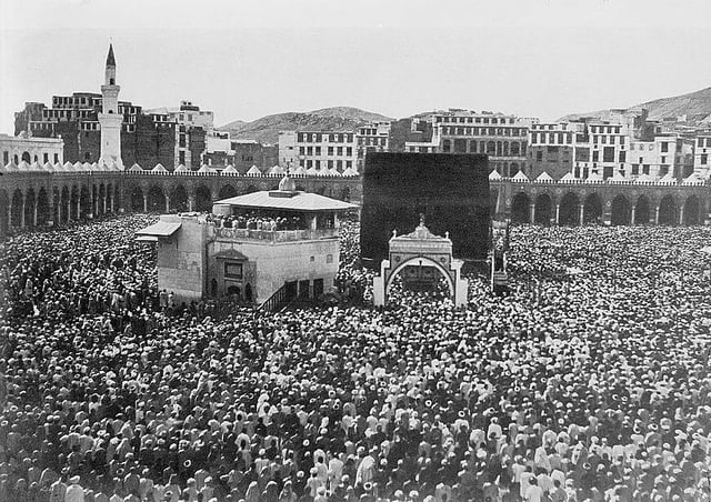 Bird's-eye view of Kaaba crowded with pilgrims in 1910