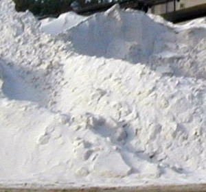 Quartz sand (silica) as main raw material for commercial glass production