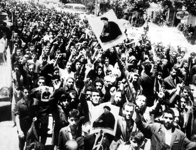 People of Tehran in the demonstrations of 5 June 1963 with pictures of Ruhollah Khomeini in their hands