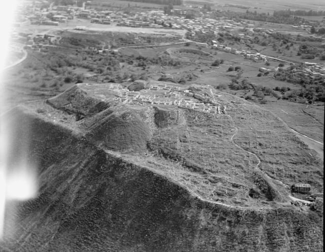 Archaeological excavation in Tell Beit Shen in 1937, the Palestinian town is seen at the top half of the picture