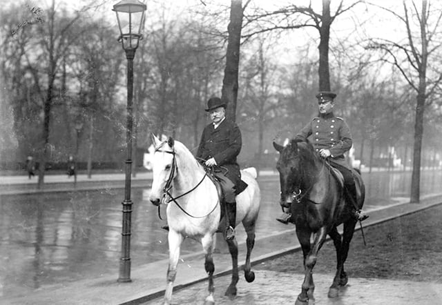 Bernhard Fürst von Bülow (left) at Berlin's Tiergarten.