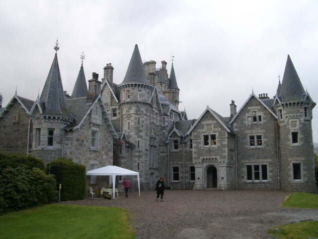Ardverikie House depicts Glenbogle House in Monarch of the Glen.