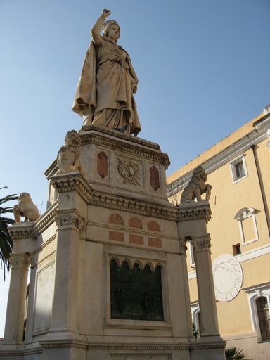 Statue of the Juighissa Eleanor of Arborea in Oristano.