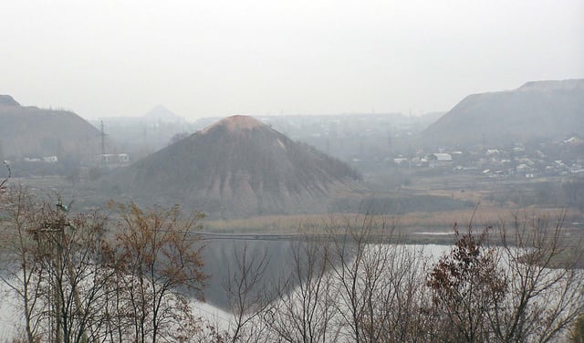 The spoil tips near the Kalmius. In the background is the Chervonohvardiyskyi raion of Makiivka