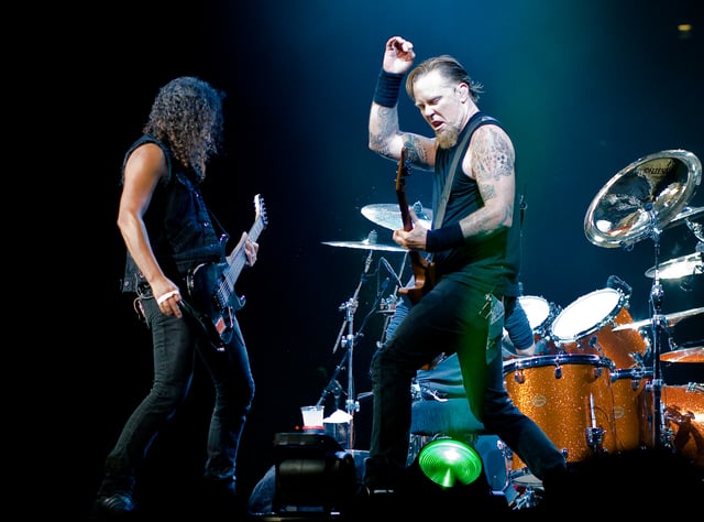 Kirk Hammett and James Hetfield performing with the band in London in 2008
