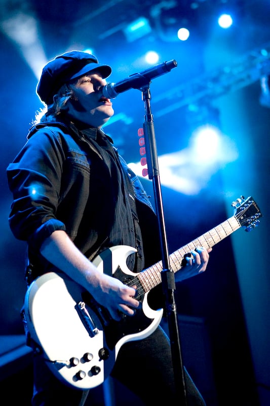 Stump performing with Fall Out Boy in 2007