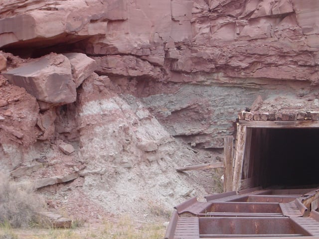 Mi Vida uranium mine, near Moab, Utah. The alternating red and white/green bands of sandstone correspond to oxidized and reduced conditions in groundwater redox chemistry.