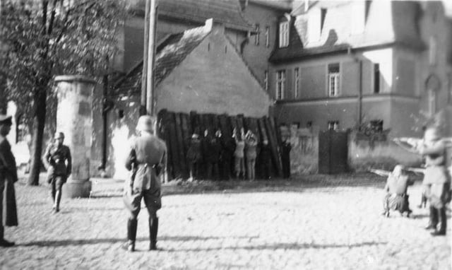 Einsatzgruppe shoot civilians in Kórnik, 1939