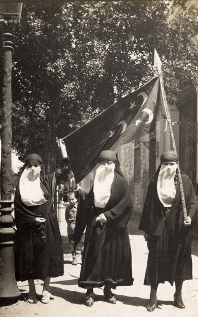 Female nationalists demonstrating in Cairo, 1919