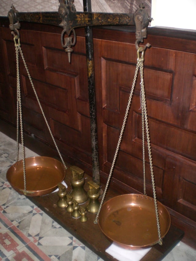 Measurement of mass – the gravitational force on the measurand is balanced against the gravitational force on the weights.