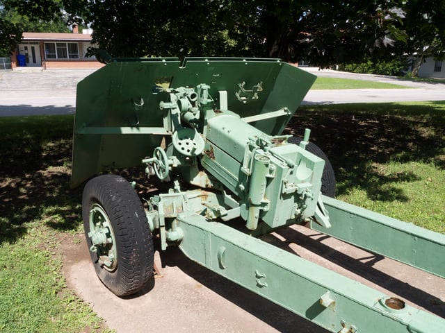 Rear view of QF 17-pounder displayed in Burlington, Ontario