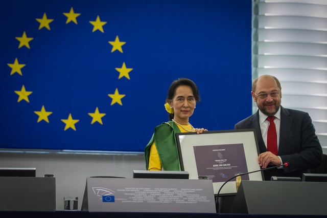 The ceremony of the Sakharov Prize awarded to Aung San Suu Kyi by Martin Schulz, in 2013