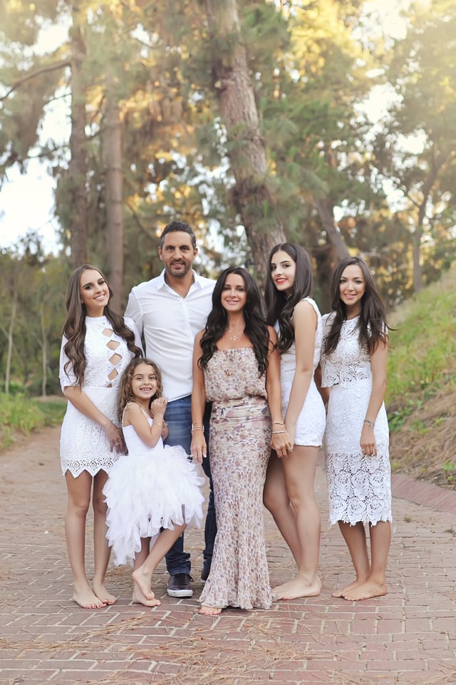 Richards with husband Mauricio Umansky and daughters Farrah Aldjufrie, Alexia Umansky, Sophia Umansky and Portia Umansky.