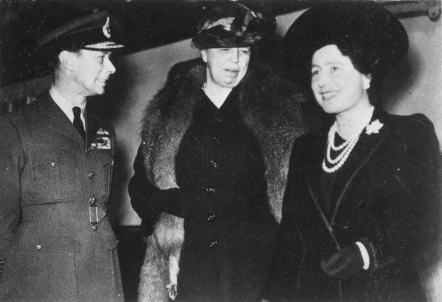 Eleanor Roosevelt (centre), King George VI and Queen Elizabeth in London, 23 October 1942
