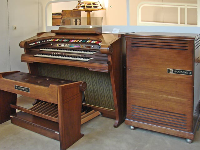 Hammond started making transistor organs by the mid-1970s
