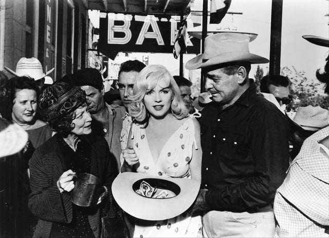 Estelle Winwood, Eli Wallach, Montgomery Clift, Monroe, and Clark Gable in The Misfits