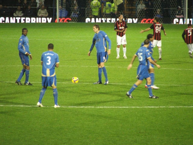 Kanu in a match against A.C. Milan with Crouch, Kaboul, Little and Johnson.