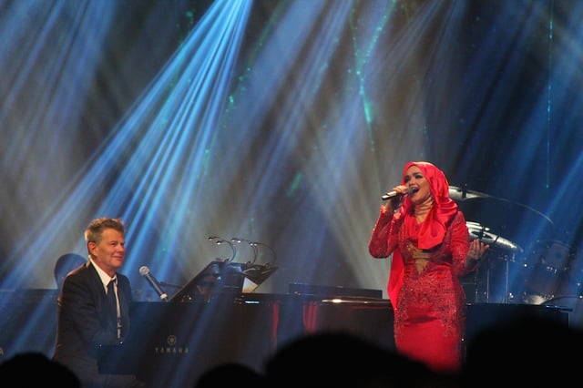 Siti Nurhaliza performing I Will Always Love You with David Foster during his "David Foster and Friends" concert, in conjunction with "Sapurakencana Petroleum Malaysia Grand Prix Gala Dinner & Concert 2014" on 27 March.