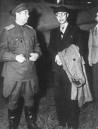 Puyi (right) and a Soviet military officer