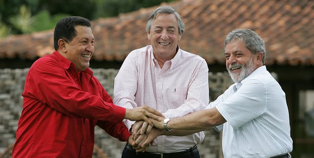 Kirchner and Presidents Hugo Chávez of Venezuela and Luiz Inacio Lula da Silva of Brazil at a 2006 summit in Brasília