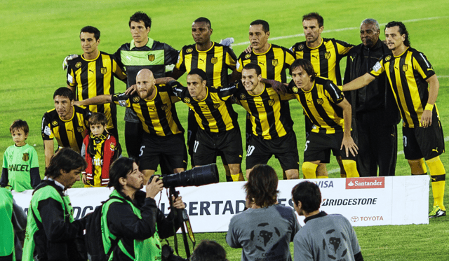 Peñarol players posing for photographers before 2013 Copa Libertadores preliminary game against Vélez Sarsfield