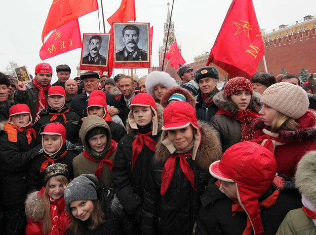 Marxist–Leninist activists from the opposition Communist Party of Russia laying wreaths at Stalin's Moscow grave in 2009