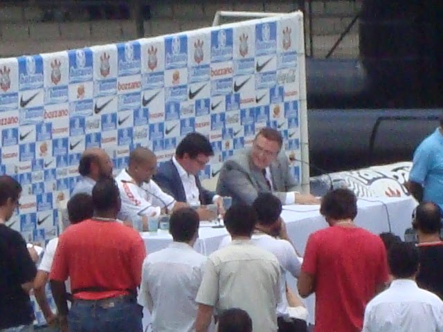 Roberto Carlos in Corinthians signing ceremony