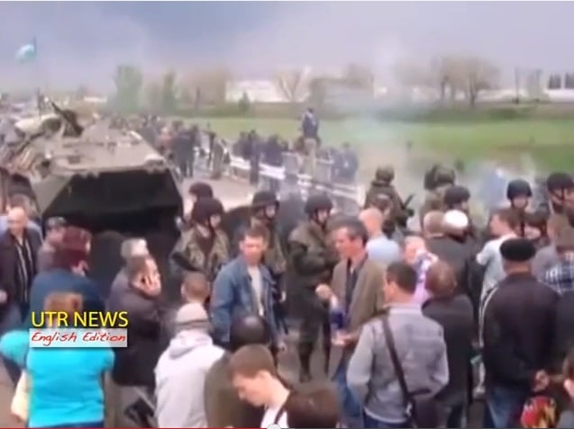 Civilians block Ukrainian military near Sloviansk, April 2014